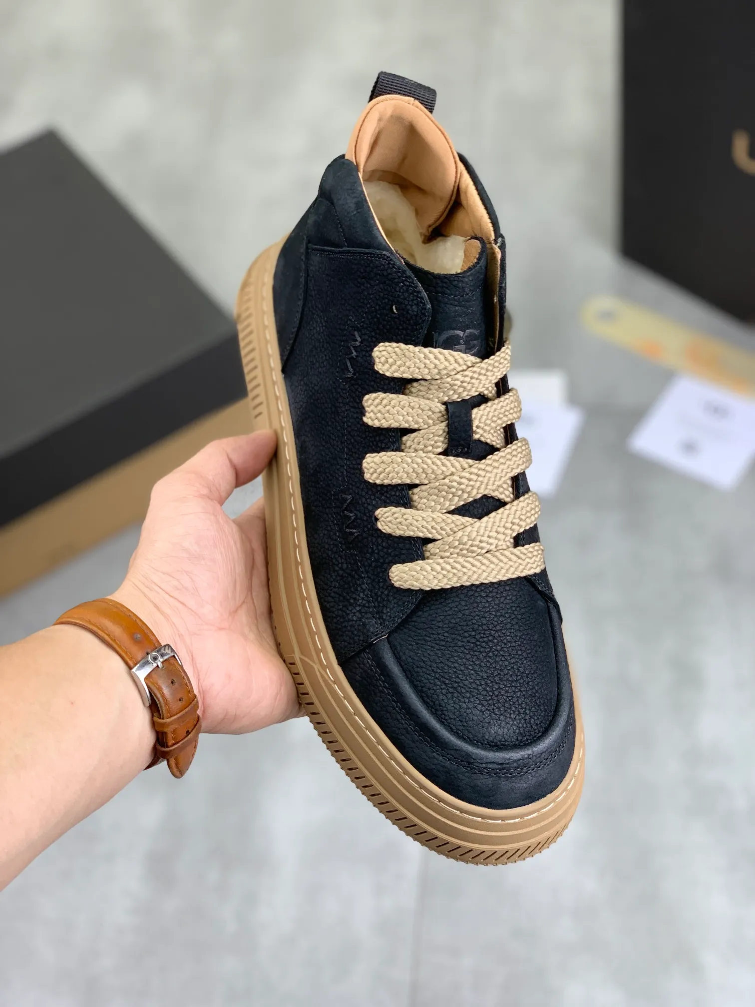 Men's Men's Shoes P620 [New Style] 💰 🆘 "Real Wool" [UGG] 👉 Popular men's shoes official website synchronization 🔰 Genuine quality [proud] is not comparable to the imitations in the general market 🌀 The upper is imported Italian frosted cowhide, and the lining: foot pad 🅰️ grade 🐑 real wool 👻 Only Grade A can show the effect The hand feels smooth and delicate 🔱The shoe shape is grand, only genuine factories can achieve it 🎄The perfect toughness of the original outsole 👻⬛️ allows customers to bid farewell to one-time consumption. Real wool lining, super warm. 4⃣️Color options available Size: 38-44